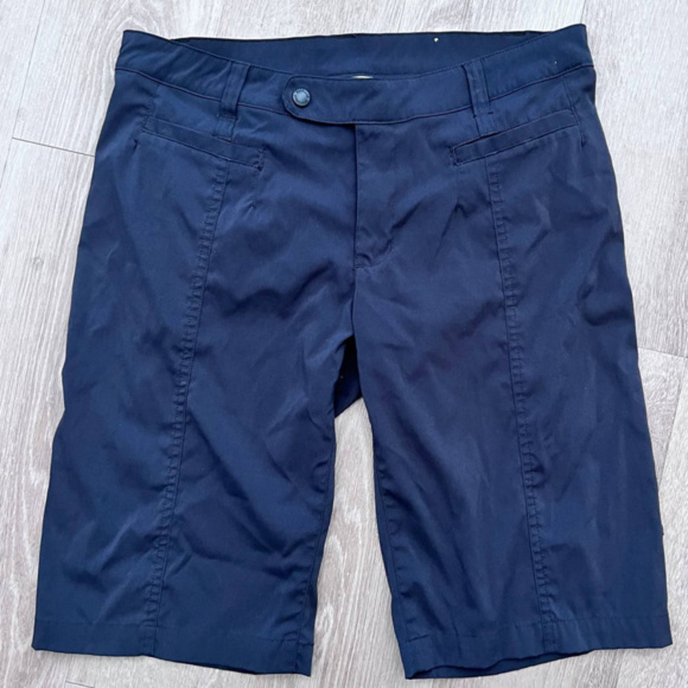Magellan Sportswear Size 6 Black Woman Shorts